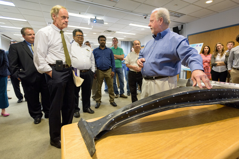 Jack Gillespie explains CCM's research on Bi-Pillar design to Sen. Tom Carper.